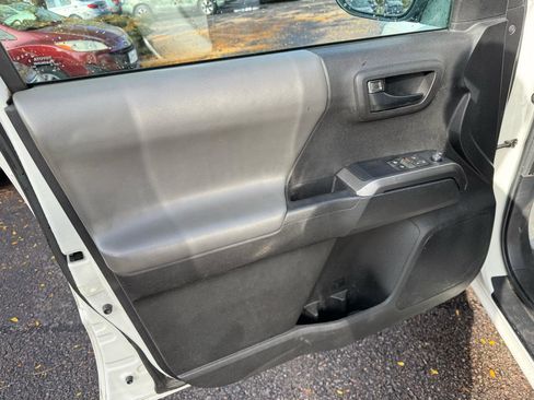Used 2022 Toyota Tacoma SR5 RWD image 9