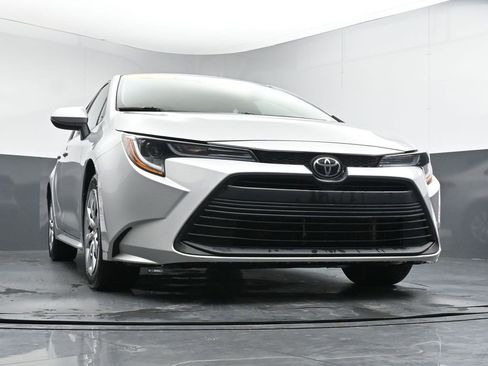Used 2023 Toyota Corolla LE image 33