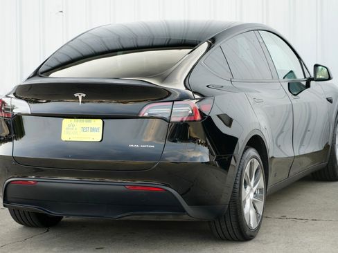 Used 2023 Tesla Model Y Long Range image 54