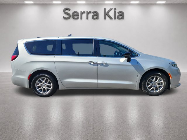 Used 2024 Chrysler Pacifica Touring-L FWD image 6
