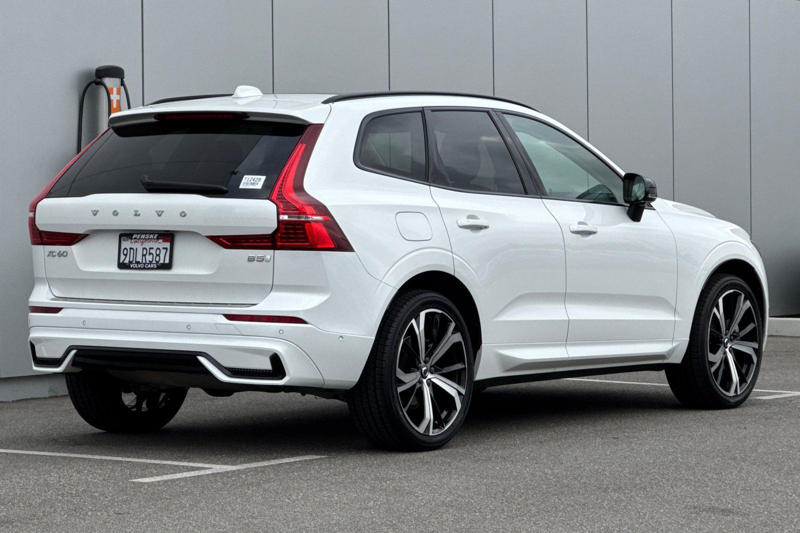 Used 2023 Volvo XC60 B5 Ultimate w/ Climate Package FWD image 5
