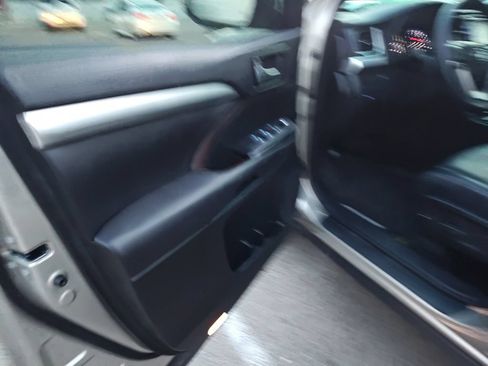 Used 2016 Toyota Highlander XLE AWD/4WD image 7