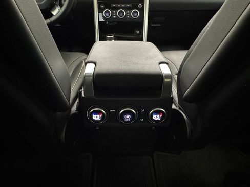 Used 2017 Land Rover Discovery HSE image 29