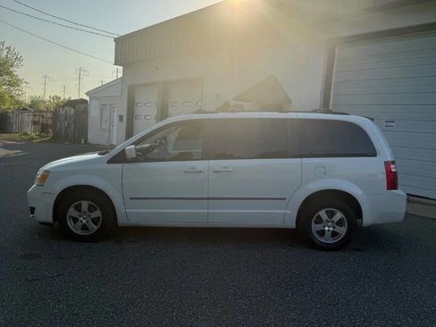 Used 2010 Dodge Grand Caravan SXT FWD image 3
