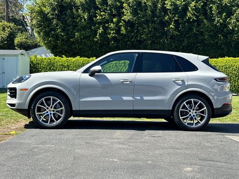 Certified 2025 Porsche Cayenne AWD/4WD image 2