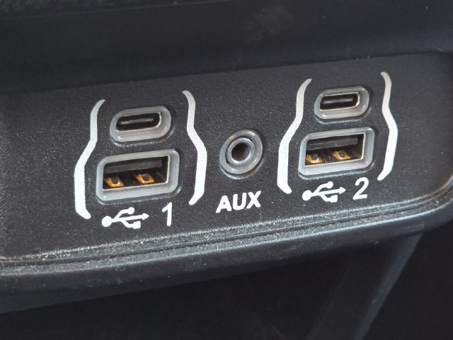 Certified 2025 Chrysler Pacifica Select w/ Fav Edition Package FWD image 12