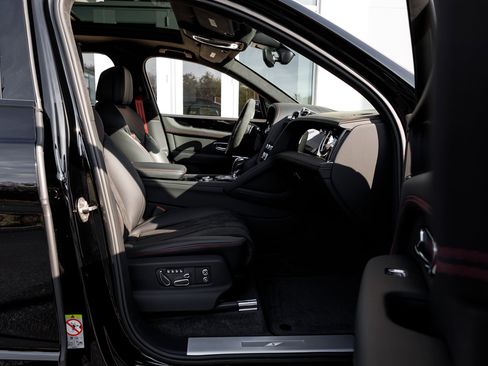 Used 2024 Bentley Bentayga image 45