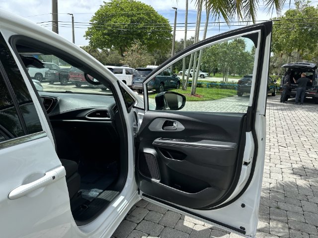 Used 2024 Chrysler Pacifica Touring FWD image 23