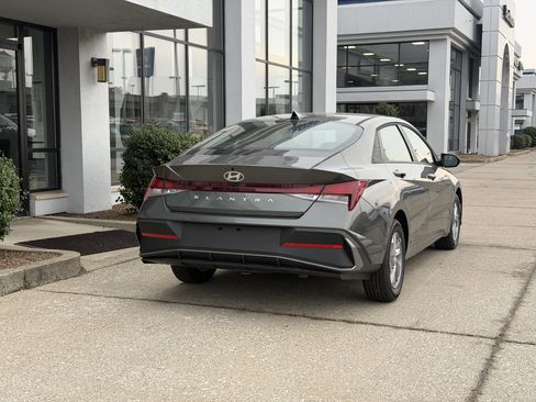 New 2026 Hyundai Elantra SE FWD image 5