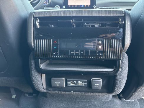 Used 2023 Jeep Wagoneer Series III w/ Preferred Equipment Group AWD/4WD image 48