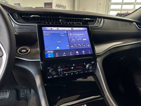 Used 2025 Jeep Grand Cherokee Limited AWD/4WD image 23