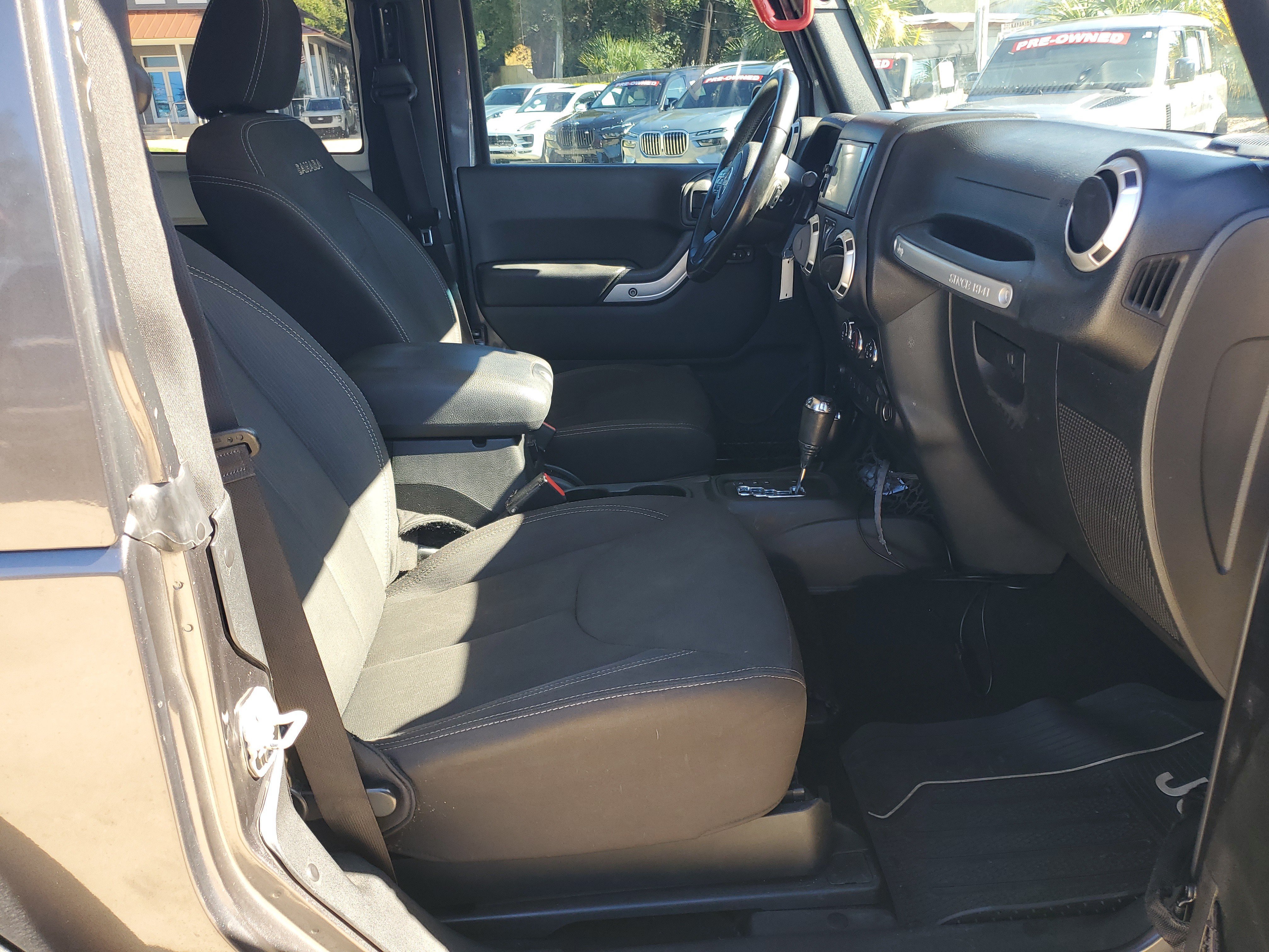 Used 2017 Jeep Wrangler Sahara w/ Connectivity Group AWD/4WD image 23