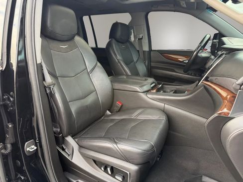 Used 2019 Cadillac Escalade ESV Luxury image 36