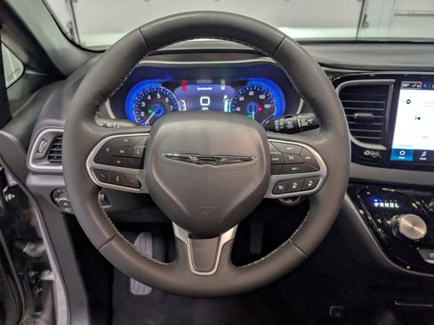 Used 2025 Chrysler Pacifica Select image 16