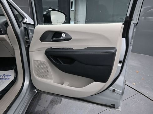 Used 2024 Chrysler Pacifica Limited FWD image 18