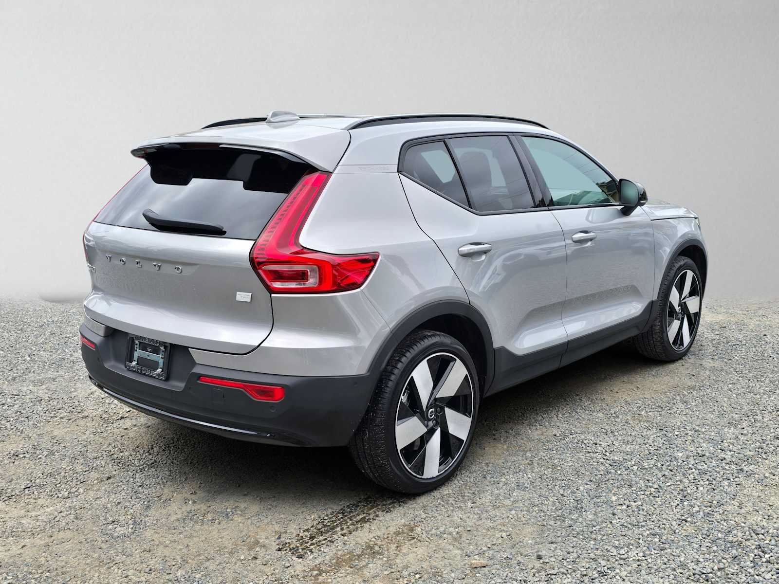 Used 2024 Volvo XC40 Recharge Plus w/ Protection Package Premier AWD/4WD image 3