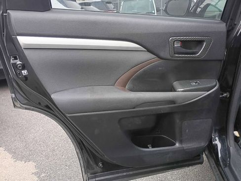 Used 2015 Toyota Highlander LE image 18