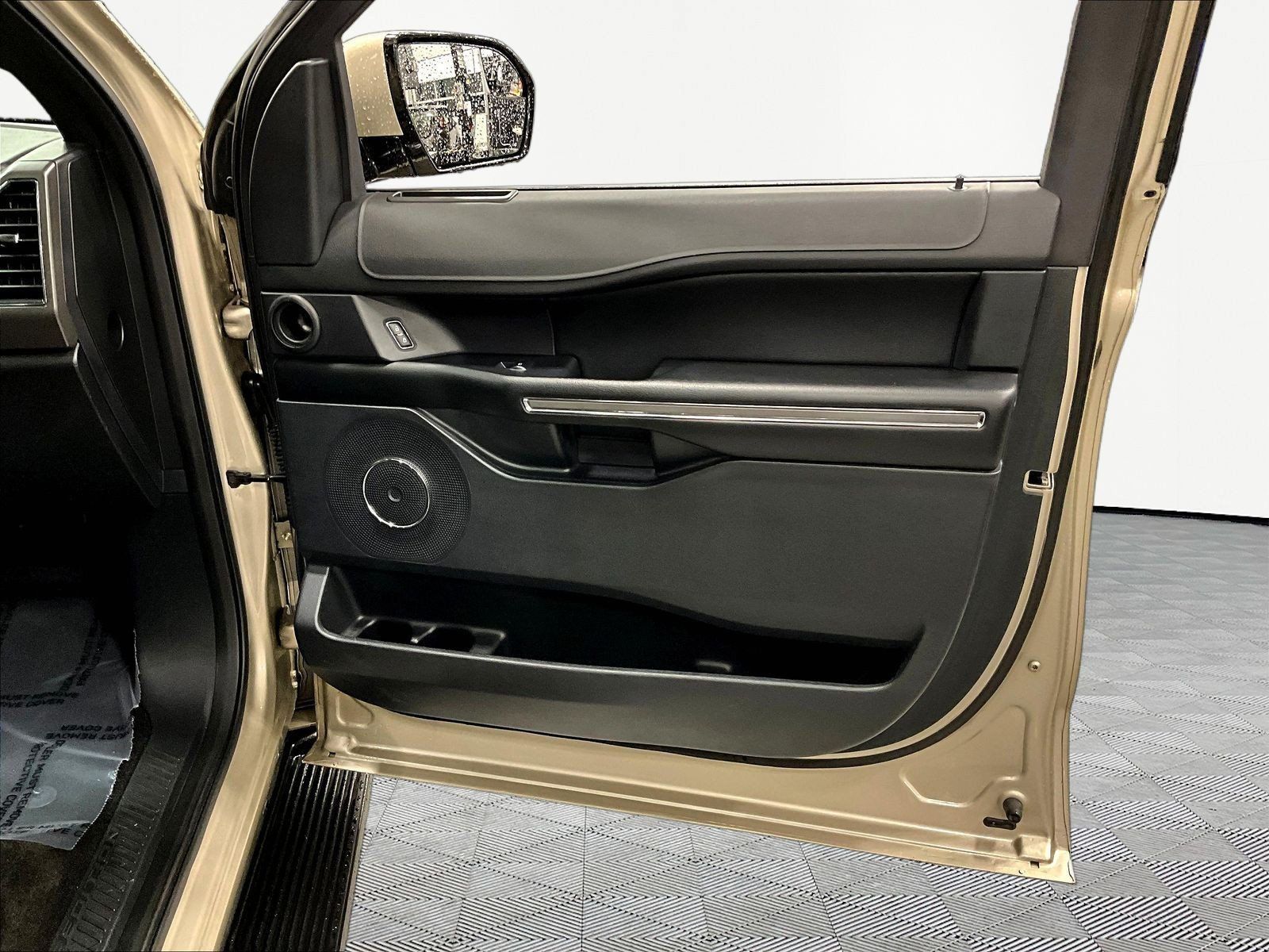 Used 2018 Ford Expedition XLT w/ Equipment Group 201A AWD/4WD image 29