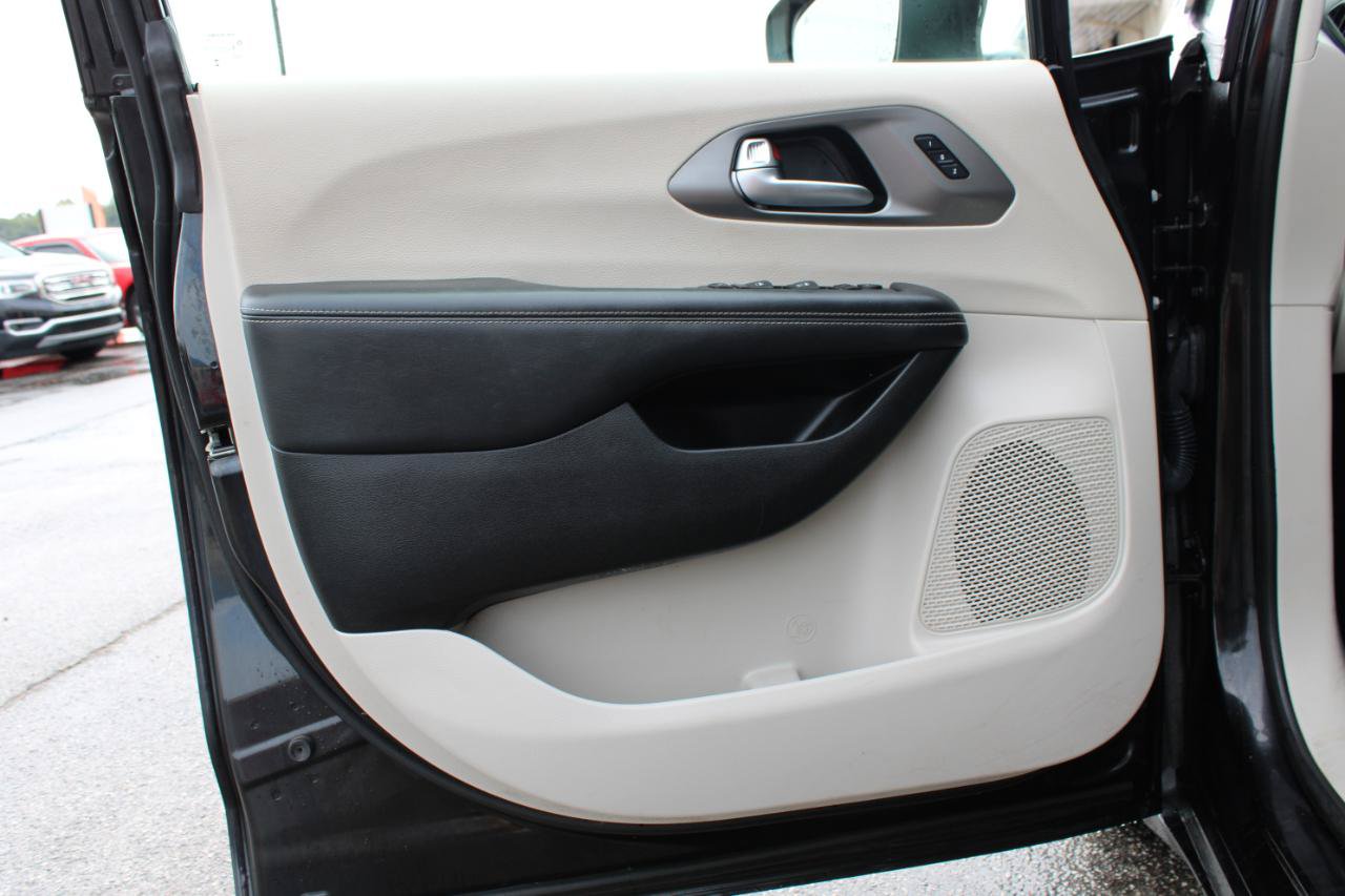 Used 2023 Chrysler Pacifica Touring-L FWD image 13