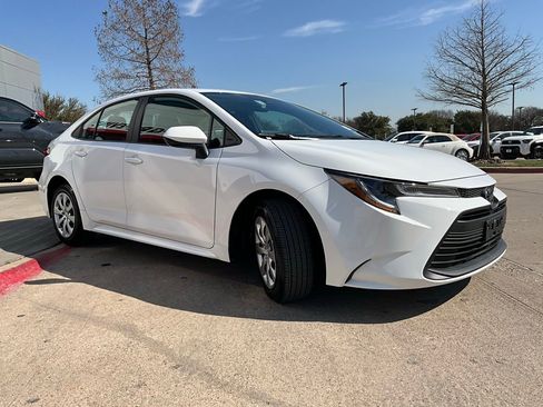 Used 2025 Toyota Corolla LE image 4