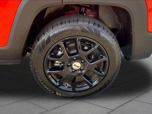 Used 2023 Jeep Renegade Latitude w/ Sun/Sound Group AWD/4WD image 10