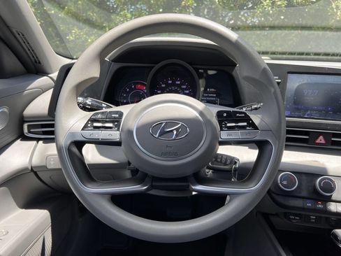 Used 2021 Hyundai Elantra SE image 23