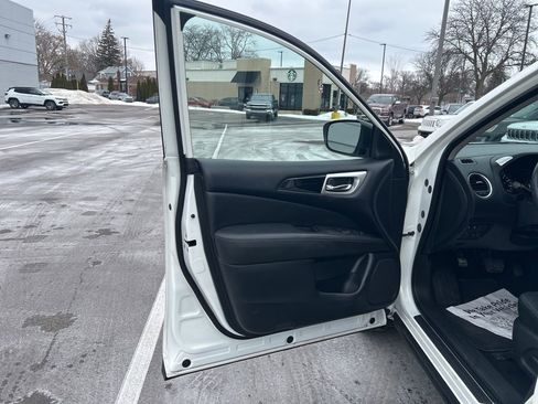 Used 2018 Nissan Pathfinder SV w/ SV All Weather Package image 12