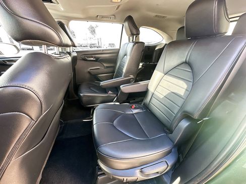 Used 2024 Toyota Highlander XLE image 28