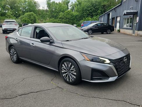 Used 2024 Nissan Altima 2.5 SV FWD image 3