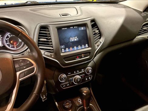 Used 2022 Jeep Cherokee Latitude AWD/4WD image 6