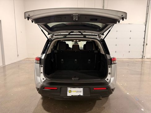 Used 2023 Nissan Pathfinder SV image 9