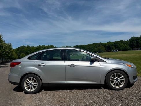 Used 2016 Ford Focus SE w/ SE Power Seat Package FWD image 5