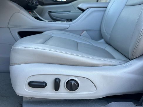 Used 2021 GMC Acadia SLT image 13