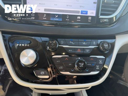 Used 2023 Chrysler Pacifica Touring-L FWD image 20
