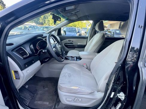 Used 2019 Kia Sedona LX image 10