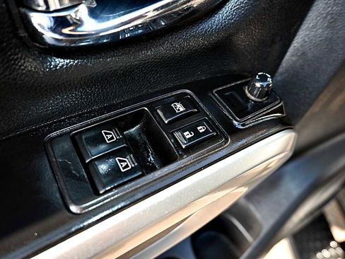 Used 2017 Nissan Titan SV image 15