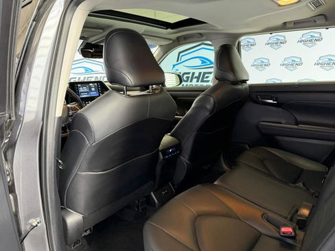 Used 2021 Toyota Highlander XLE AWD/4WD image 18