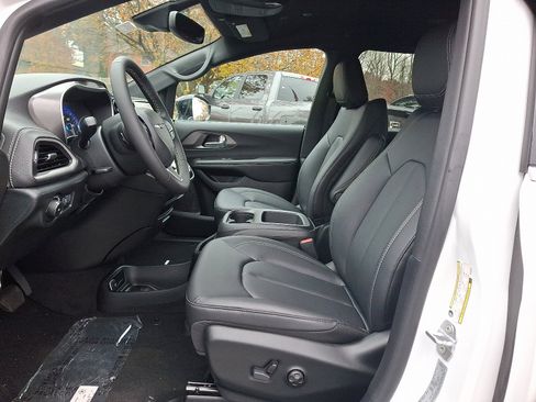 New 2026 Chrysler Pacifica Select image 11