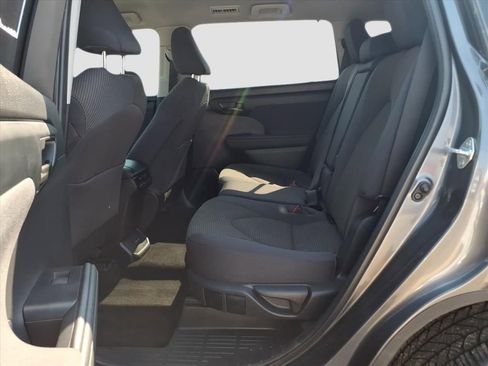 Used 2023 Toyota Highlander L image 11