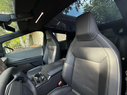 Used 2024 Tesla Cybertruck AWD Crew Cab image 10