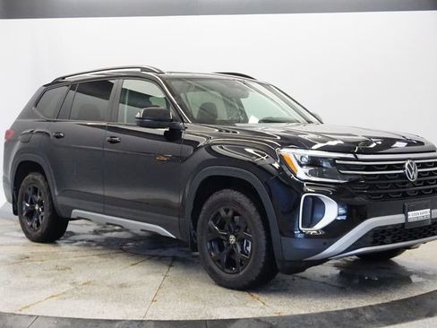 Used 2024 Volkswagen Atlas Peak Edition SE image 9