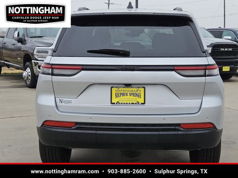 New 2025 Jeep Grand Cherokee Altitude image 4