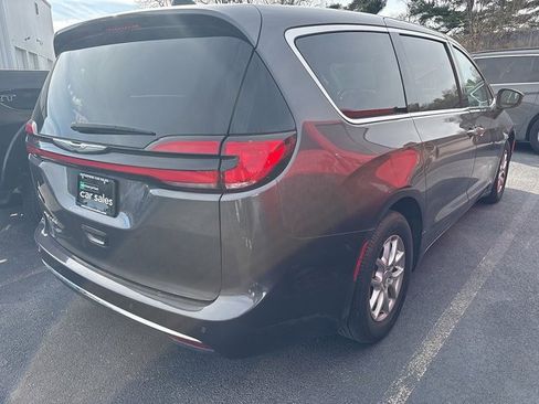 Certified 2023 Chrysler Pacifica Touring-L image 4
