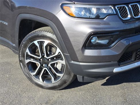 Used 2024 Jeep Compass Limited image 3