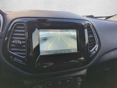 Used 2021 Jeep Compass Latitude image 12