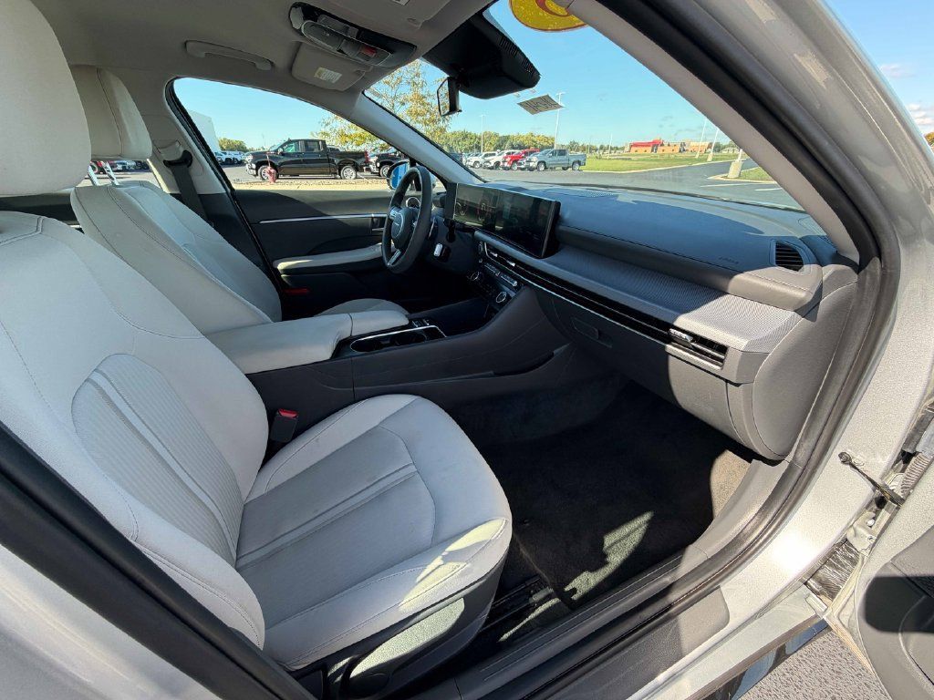 Used 2024 Nissan Altima 2.5 SV FWD image 23
