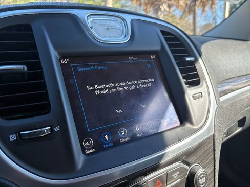 Used 2019 Chrysler 300 Touring w/ Chrome Appearance Package image 16