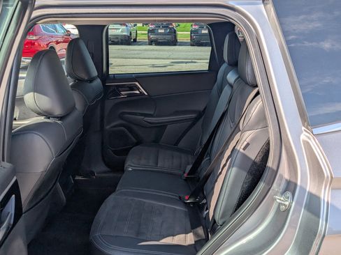 Used 2023 Mitsubishi Outlander SE image 15