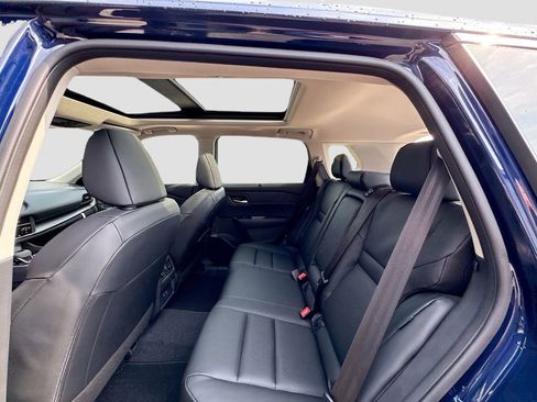 Used 2025 Nissan Rogue SV w/ SV Premium Package image 21