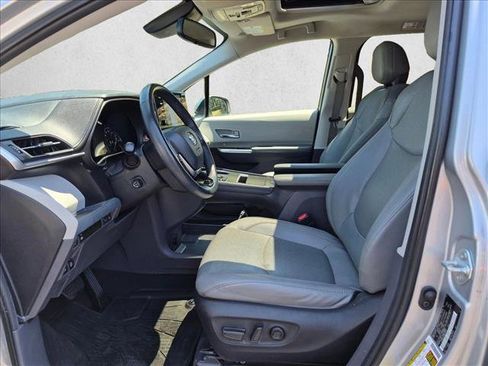 Used 2022 Toyota Sienna Limited FWD image 16